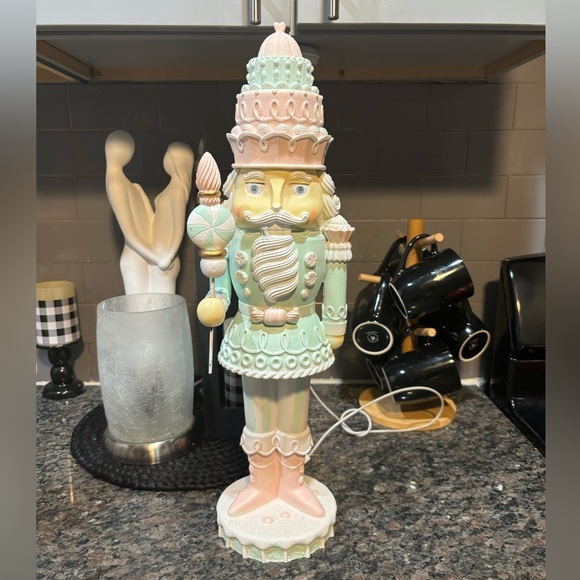 Large pastel nutcracker (new) - Picture 1 of 5